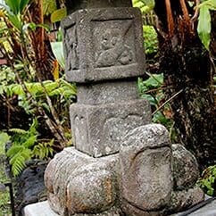 image of stone garden statue at white lotus garden cottages